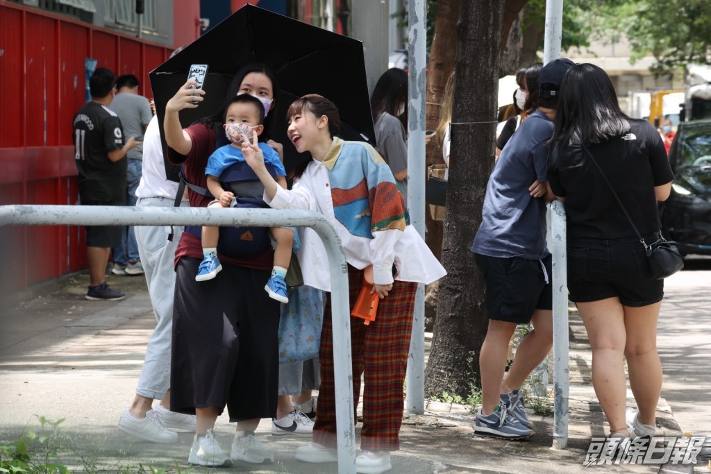 麗英（格仔褲）今日也有份拍攝。